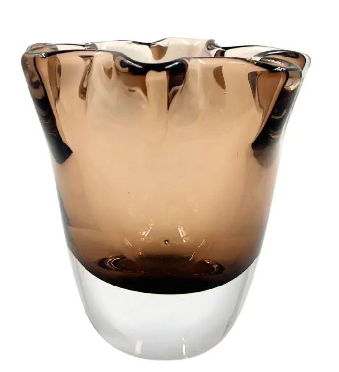 سوفت - مزهرية ذات انسيابية منحوتة